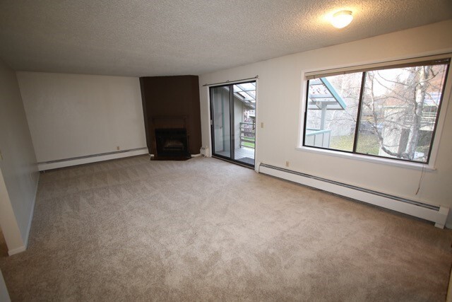 Building Photo - Top Floor 2 Bedroom Condo!