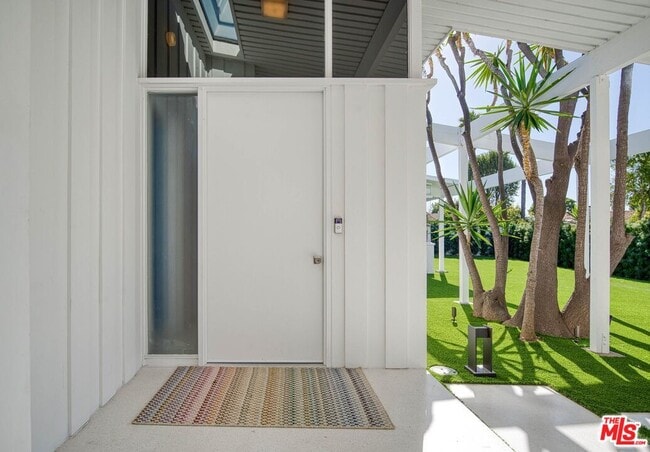 Foto del edificio - 2262 Stradella Rd