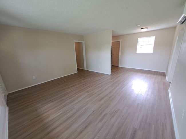 Building Photo - Charming and updated 3 bedroom home!
