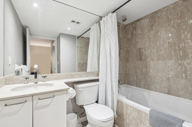 Building Photo - 136 Simcoe St