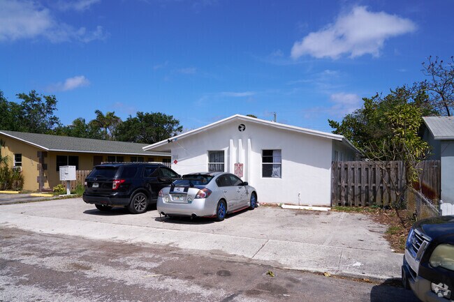Convenient Off-Street Parking - 1018 S M St