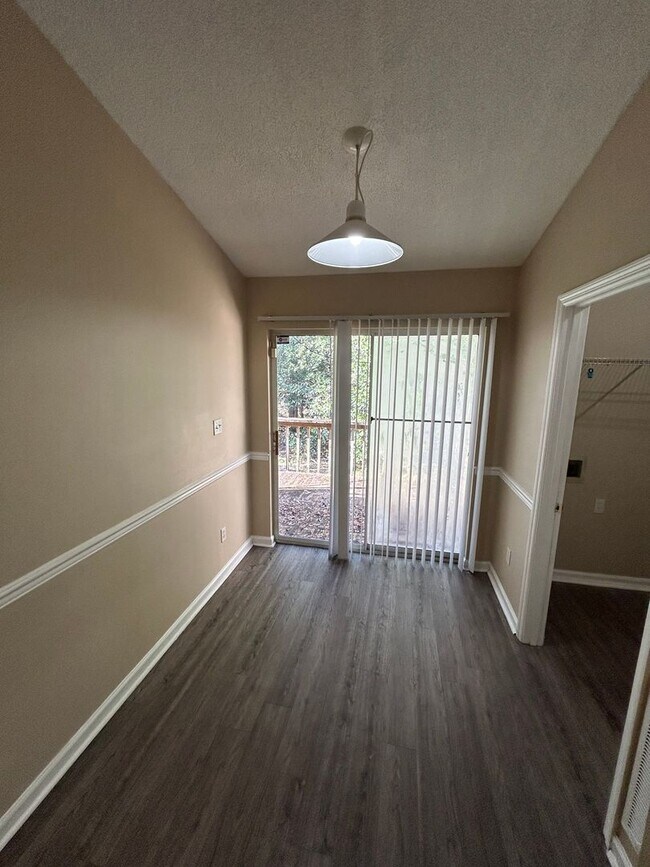 Foto del edificio - 2 bed/2 bath with new paint and flooring! Pets are welcome! New Back Porch!