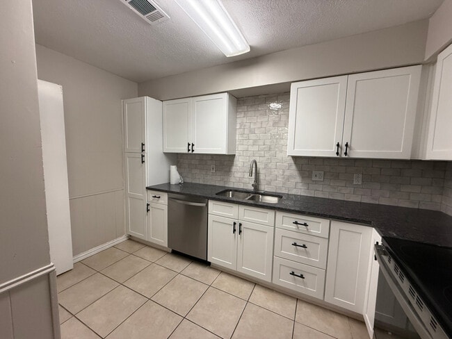 Photo - 2018 Auburn Dr Apartment