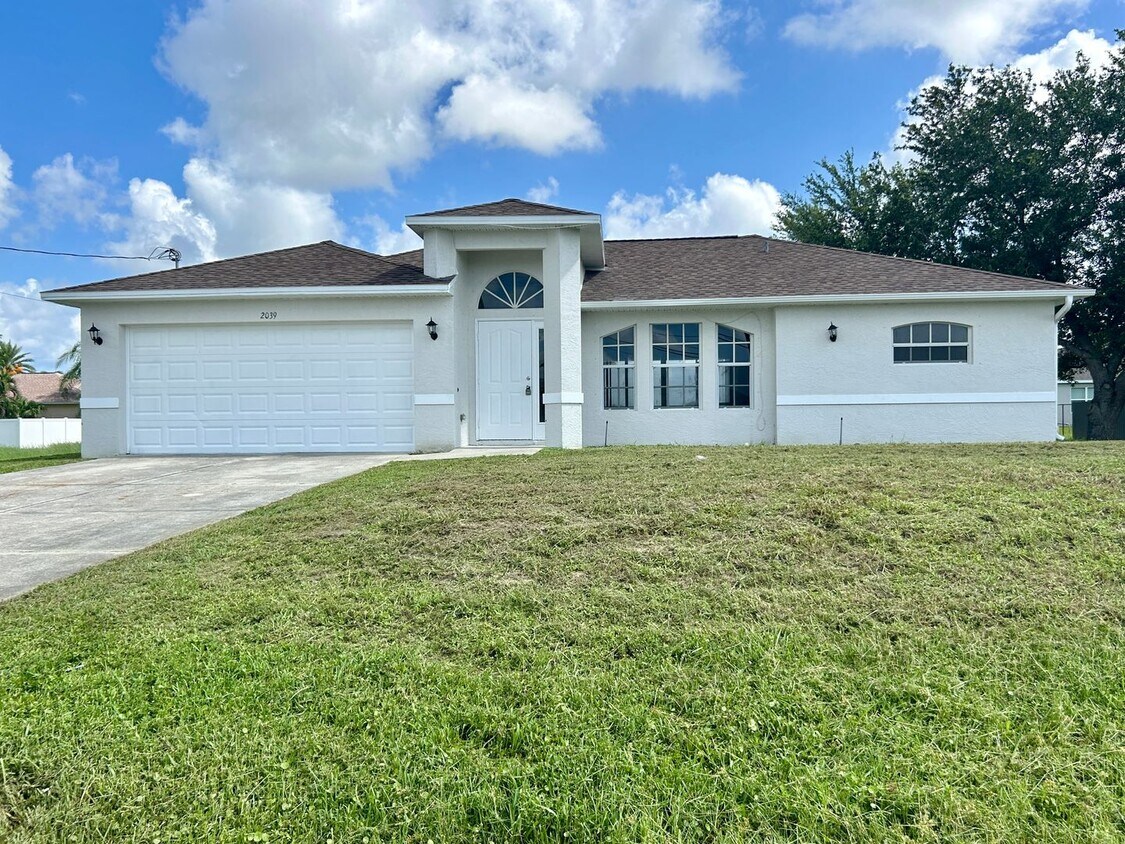 Foto principal - 3 Bedroom 2 Bath 2 Car Garage In Cape Coral!