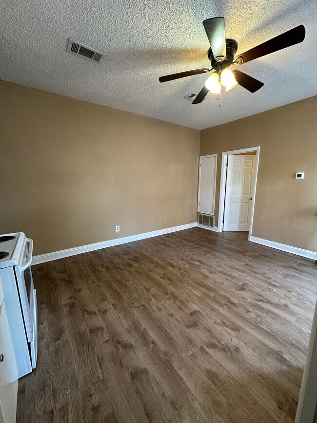 Building Photo - 215 N Carys Ln