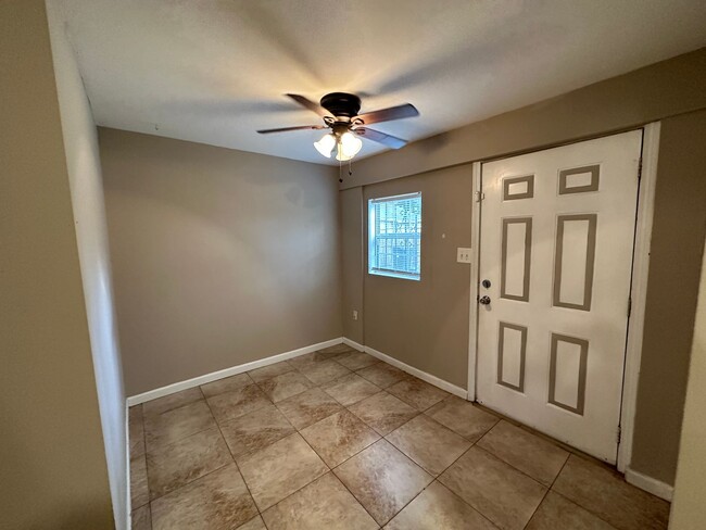 Foto del edificio - 1 bedroom 1 bath apartment for rent in Pen...