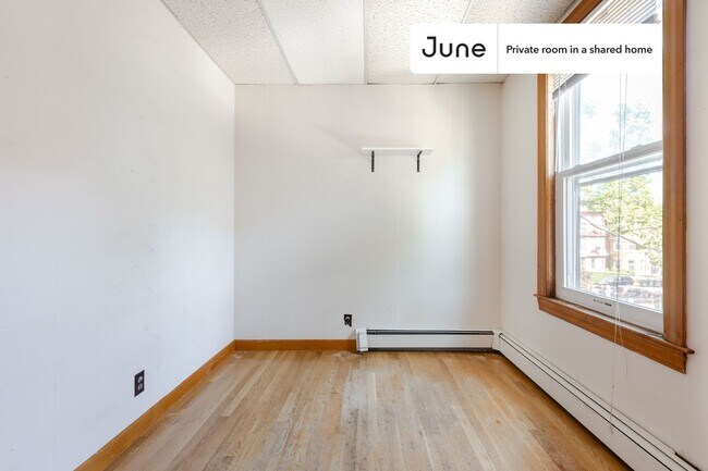 Foto del edificio - Room in Shared 5 bed/1 bath home