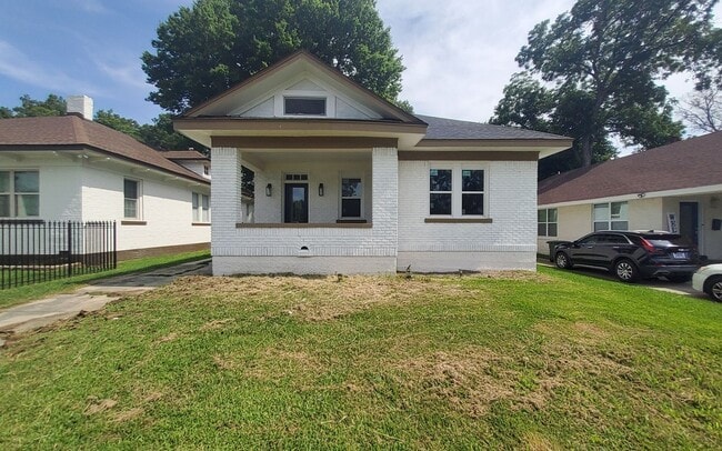 Building Photo - 1074 Forest Ave