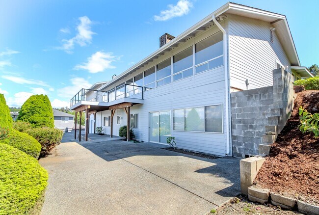 Foto del edificio - Updated 4 bedroom Home With Sweeping views...