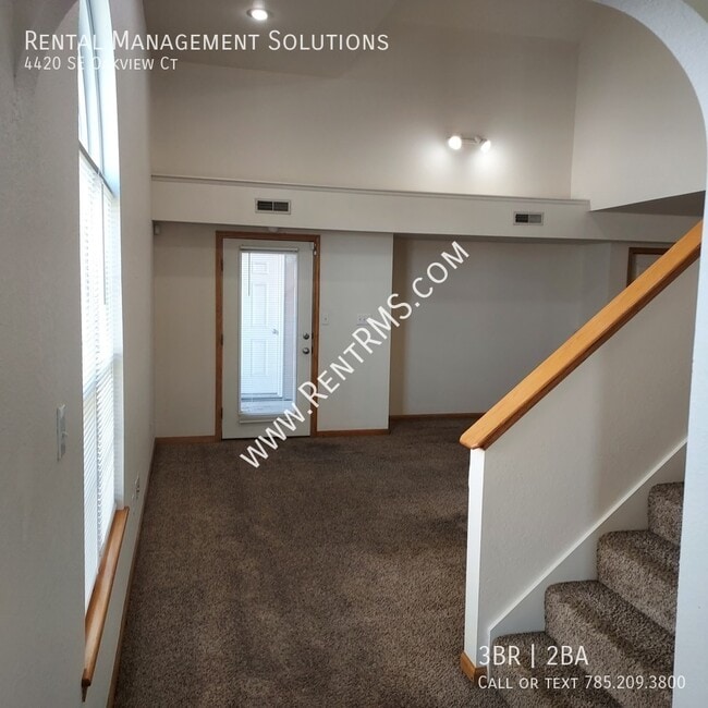 Building Photo - 4420 SE Oakview Ct