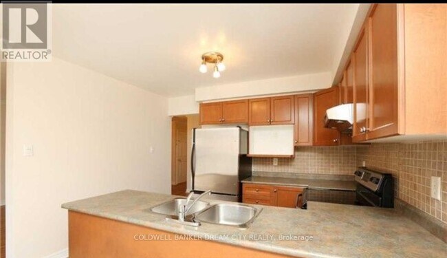 Building Photo - 123 Woodvalley Dr