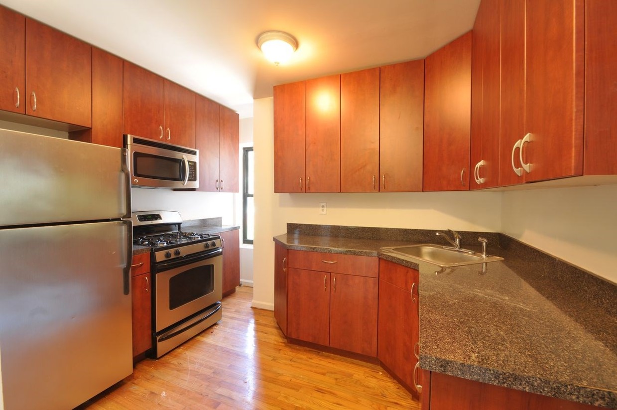 Foto principal - 203-15 42nd Ave