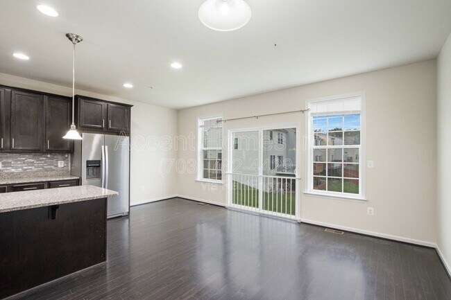 Foto del edificio - 8605 Sweet Rose Ct