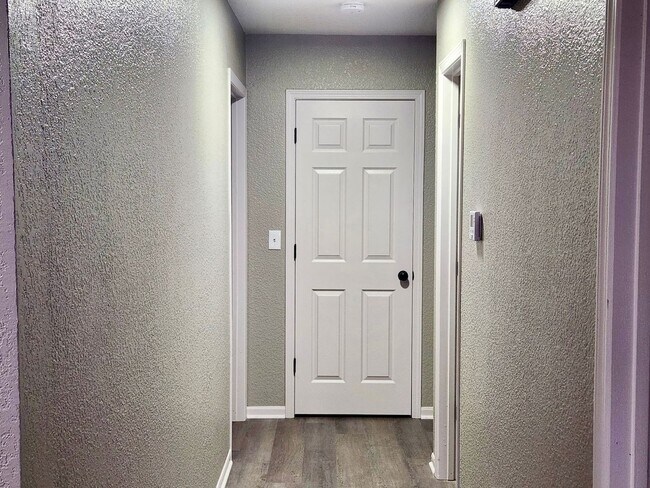 Foto del edificio - Completely Renovated 2 Bedroom 1 1/2 Bath 1 Car Garage Duplex