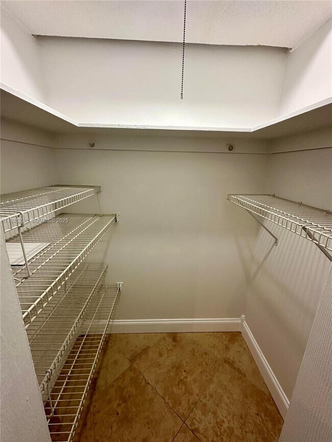 Foto del edificio - 8101 SW 72nd Ave