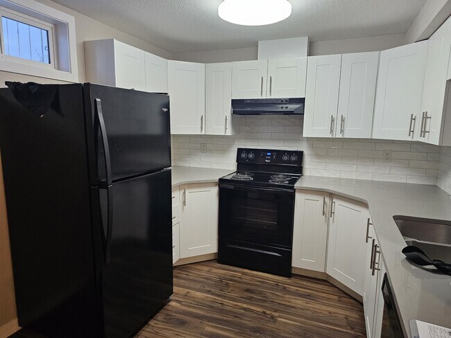 Photo du bâtiment - 8023-135A 135a Ave NW