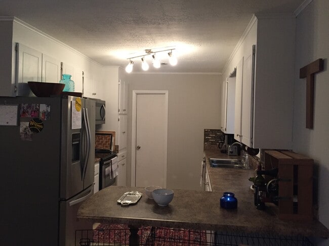 Updated kitchen with Stainless steel appliances - 5030 Shumate Rd