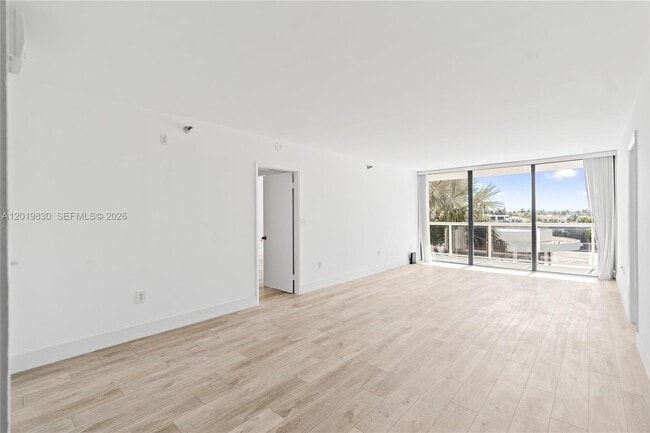 Building Photo - 20505 E Country Club Dr