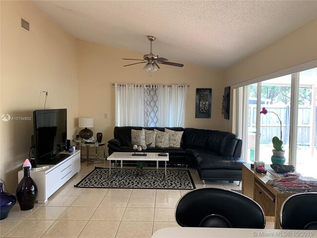 Foto del edificio - 19110 NW 89th Ct