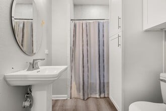 Building Photo - 8534 Woodlyn Rd