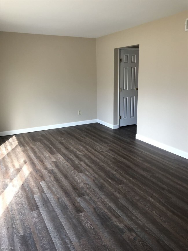 Building Photo - 3 br, 1.5 bath Condo - 12 Burwood Ct Burwo...