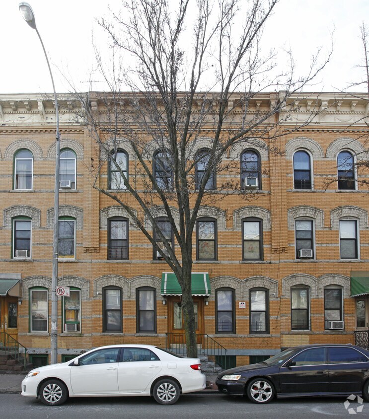 Building Photo - 808 Seneca Ave