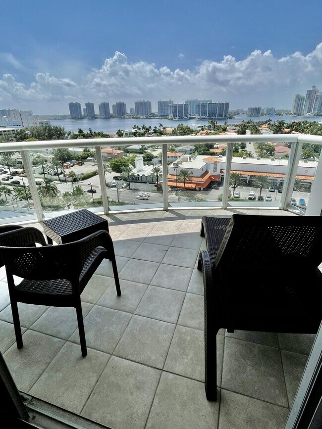 Foto del edificio - 18683 Collins Ave