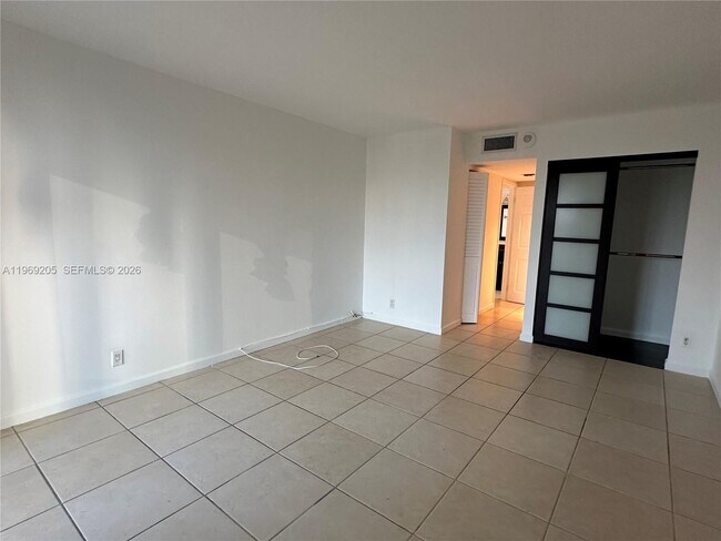 Foto del edificio - 100 Bayview Dr