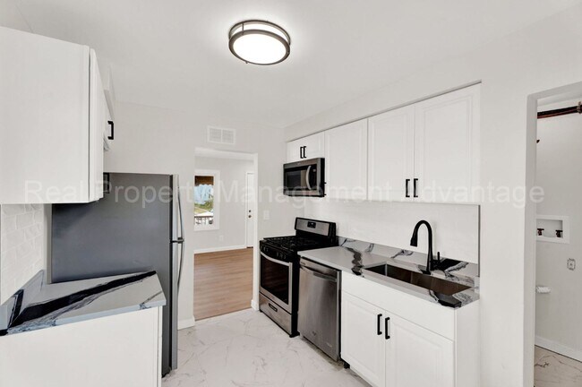 Building Photo - Gorgeous Kitchen and Bath in Hazel Park!
