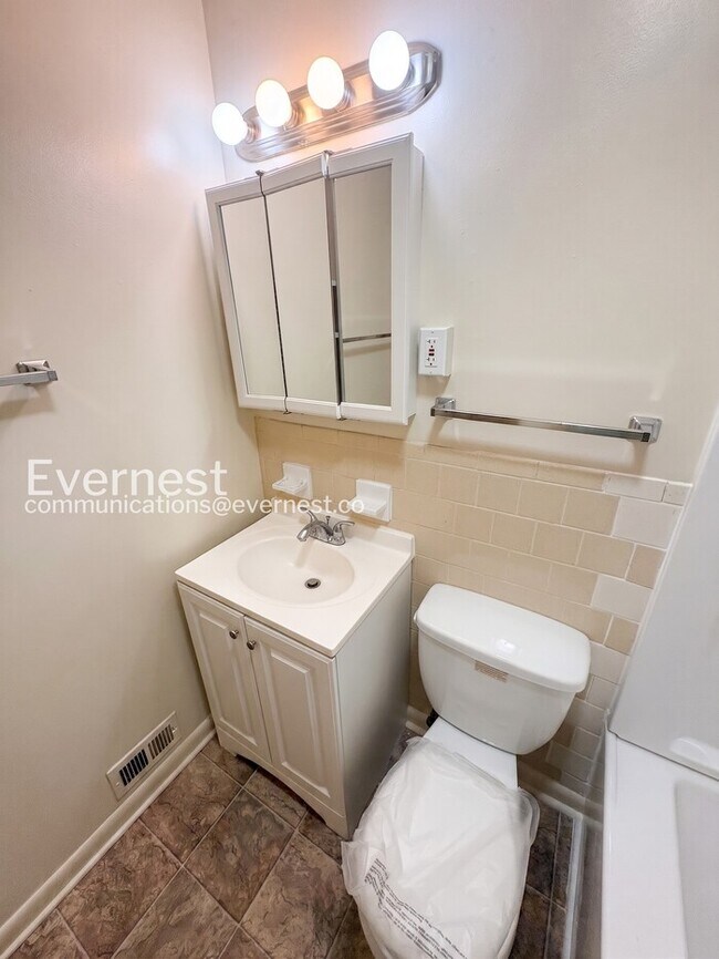 Foto del edificio - 2 Bed & 1.5 Bath Townhouse in Colonial Heights / Available Soon!