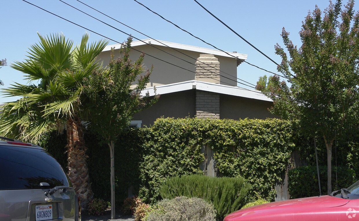 Building Photo - 1935 Carlotta Dr