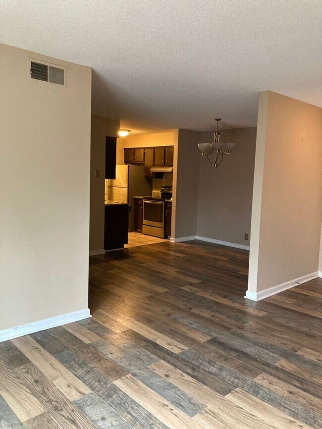 Foto del edificio - Terrific end unit on 2nd floor