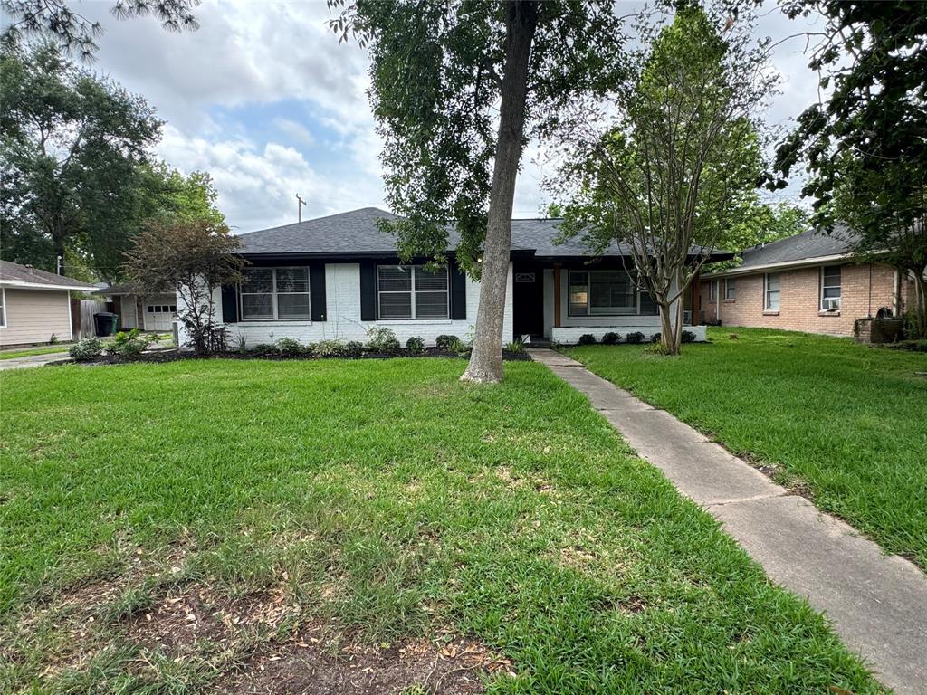 Foto principal - 4833 Hazelton St