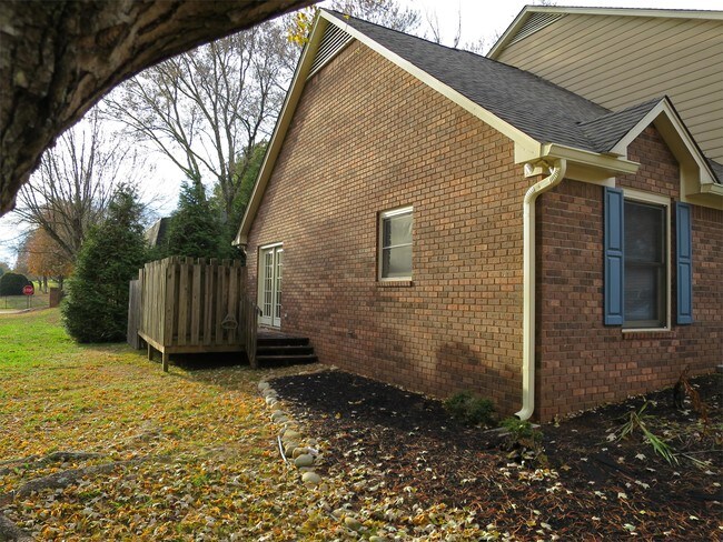 Foto del edificio - 401 Eagle Brook Dr