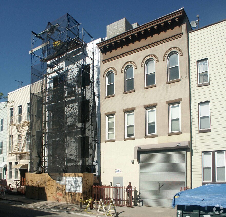 Primary Photo - 54 Diamond St