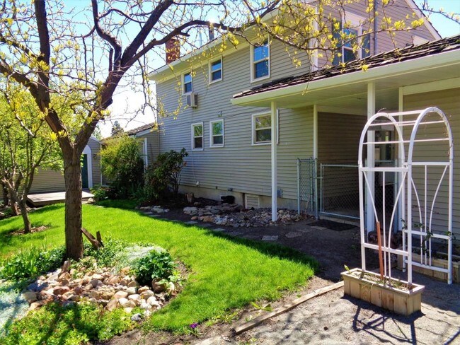 Building Photo - 807 F Ave
