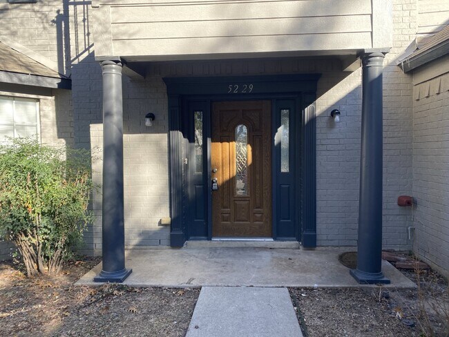 Building Photo - Adorable 4-bedroom, 3-bathroom single fami...