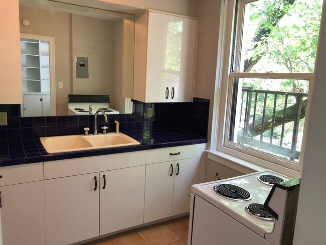Building Photo - Charming 1 Br Condo in Myrtle Square of Di...