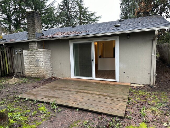 Building Photo - 2 bed 1 1/2 bath duplex in Springfield!