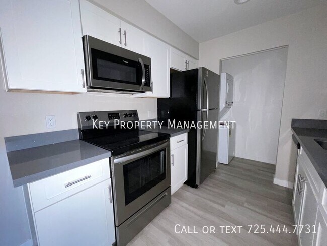 Foto del edificio - REMODELED 2 BEDROOM CONDO WITH STAINLESS S...