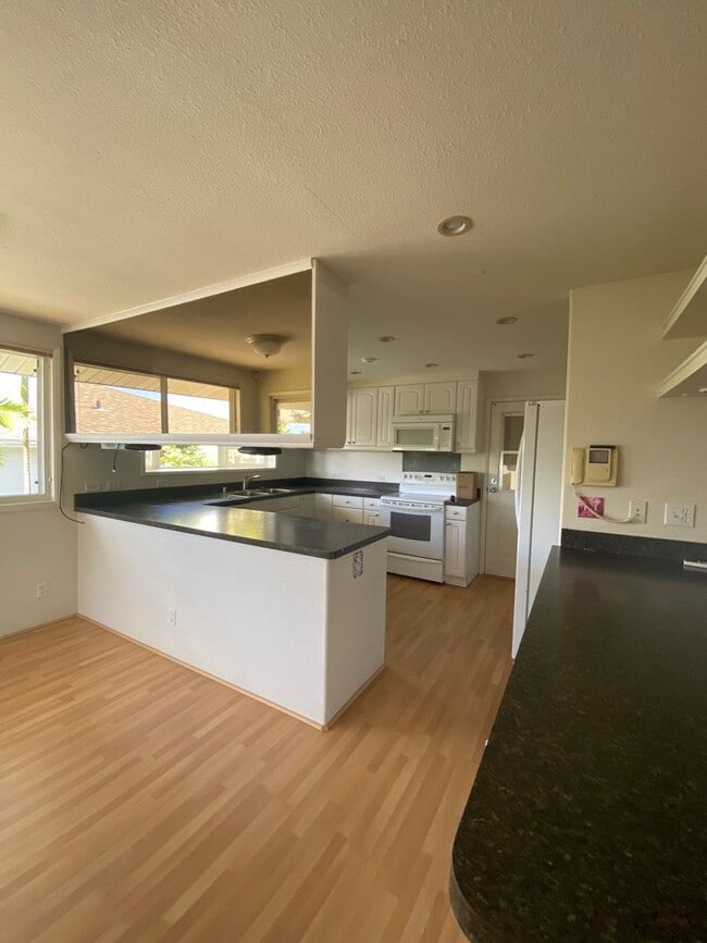 Building Photo - Nestled in beautiful Kahala