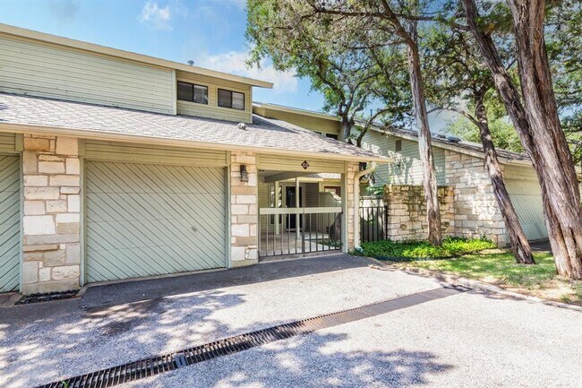 Foto del edificio - 4404 Travis Country Cir