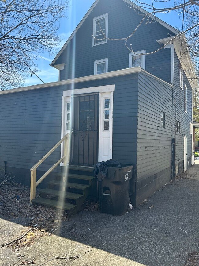 Building Photo - Section 8 Accepted! Spacious newly renovat...