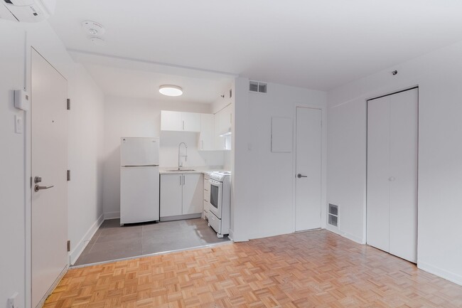 Building Photo - 25 Av des Pins O