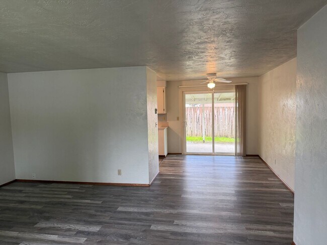 Building Photo - 3 bedroom 1 bathroom house in Springfield!