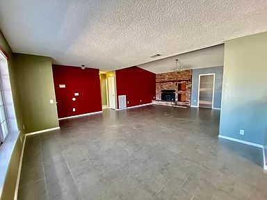Building Photo - This home features 3 bedroom 2 bath