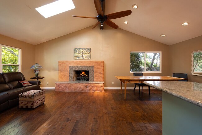 Foto del edificio - Cozy 2 Bedroom Cottage with Lush Gardens