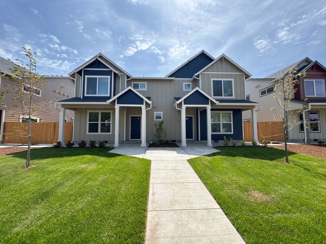 Foto principal - Brand New 3 Bed / 2.5 Bath Duplex! $250 Am...