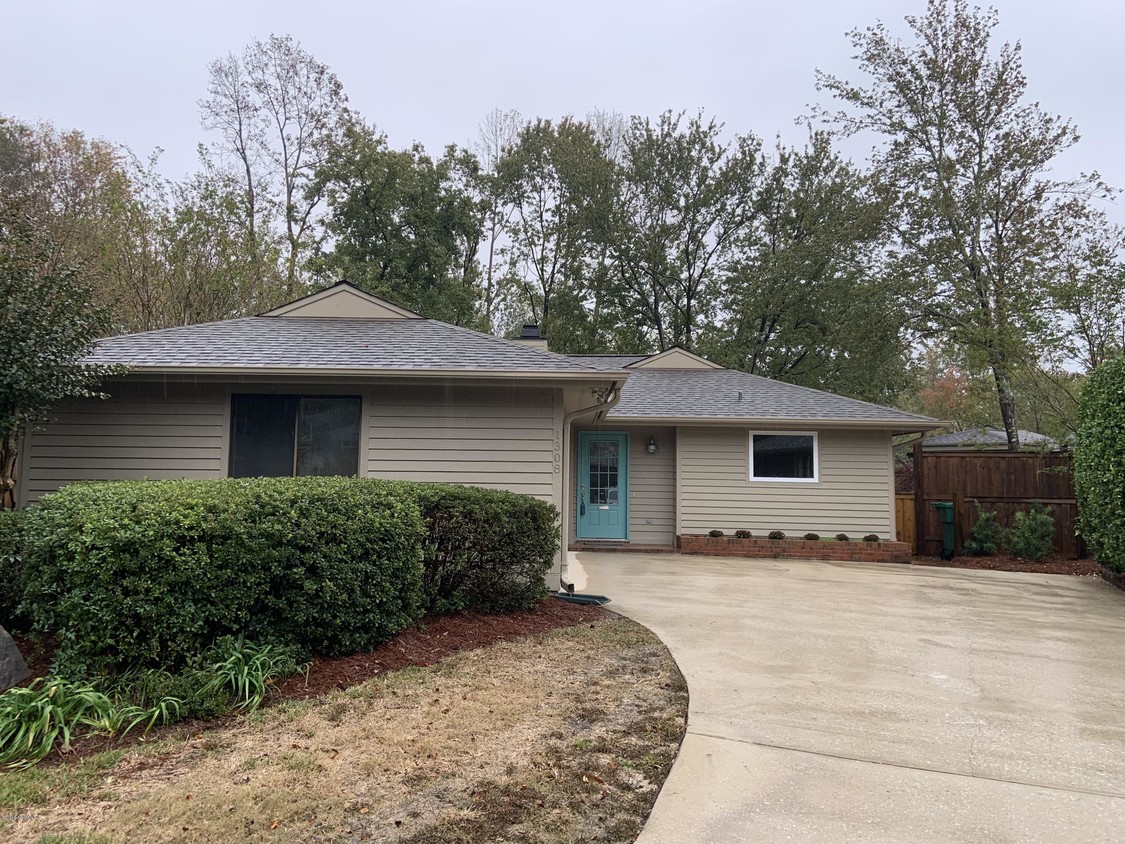 Primary Photo - 1308 Bayside Cir E