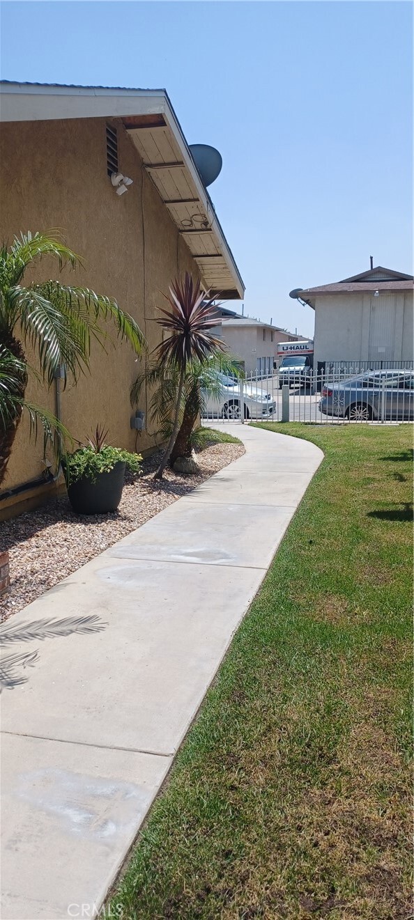Building Photo - 1682 W Bonnie View Dr